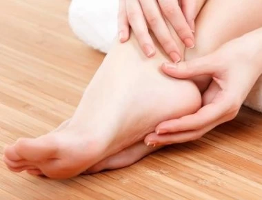 Γιατί μουδιάζουν τα πόδια μας;